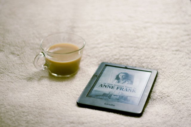 8 sposobów na to, jak wgrać książki na czytnik Kindle za pomocą kabla USB lub bezprzewodowo – MOBI, EPUB i inne formaty